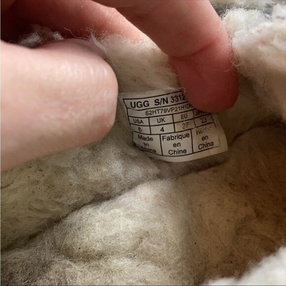 UGG Women’s Ansley Light Gray Suede Slippers - Picture 10 of 13